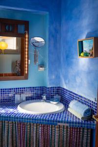 bagno blu con lavandino e specchio di Casa Luna ad Agaete