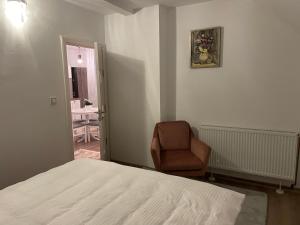 sypialnia z łóżkiem, krzesłem i oknem w obiekcie Sofia Loft w Bystrzycy