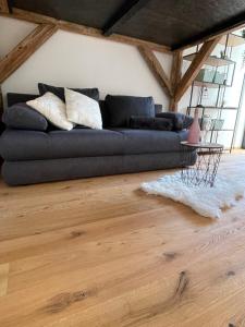Posezení v ubytování Bergglück - gemütliches Appartement am Traunsee
