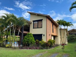 dom z palmami na dziedzińcu w obiekcie Finca Panaca Jaguey 5 w mieście Quimbaya