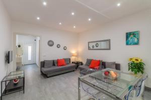 a living room with a couch and a table at Bed&BCN Park Güell in Barcelona