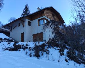 ein Haus im Schnee davor in der Unterkunft La BREZOUNIÉRE 2 in Risoul