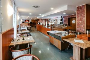 hotel ADRIA tesisinde bir restoran veya yemek mekanı