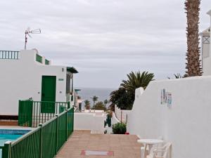 een villa met een zwembad en uitzicht op de oceaan bij MI ALMA in Puerto del Carmen
