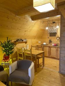 a dining room with a table and a kitchen at Lawendowy Brzeg in Jaryszewo