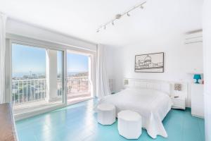 Letto o letti in una camera di Elegante Attico panoramico a 2 passi dal mare