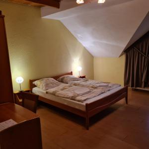 sypialnia z łóżkiem z 2 lampami i stołem w obiekcie Restauracja Joanna w mieście Gogolin