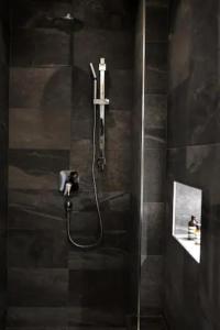 Un baño con ducha con lavabo y espejo. en Großzügiges, charmantes Appartement in Salzburg by Fiorentino, en Salzburgo