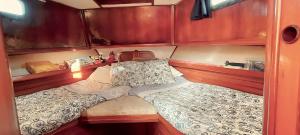 een klein bed in een kamer met houten kasten bij Barco 12 mts centro Cangas in Cangas de Morrazo