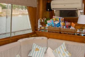 een woonkamer met een bank en een raam bij Barco 12 mts centro Cangas in Cangas de Morrazo