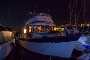 un barco está atracado en un puerto por la noche en Barco 12 mts centro Cangas, en Cangas de Morrazo
