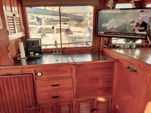 een keuken met een tv, een wastafel en een raam bij Barco 12 mts centro Cangas in Cangas de Morrazo +16 foto's