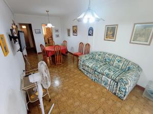 uma sala de estar com um sofá e uma mesa em EFDEPARTAMENTOS Dos ambientes Plaza Colon em Mar del Plata