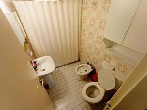 a small bathroom with a toilet and a sink at EFDEPARTAMENTOS Dos ambientes Plaza Colon in Mar del Plata +35 photos