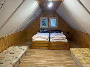Zimmer mit 2 Betten im Dachgeschoss in der Unterkunft Chata Veverička Oravská Lesná in Oravská Lesná