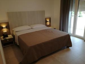 a bedroom with a large bed with two pillows at Nuovo HOTEL SETTIBI 20m dalla spiaggia in Giulianova