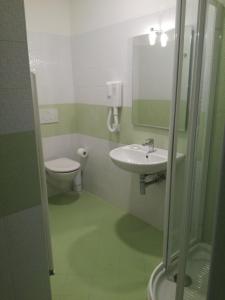 łazienka z umywalką i toaletą w obiekcie Nuovo HOTEL SETTIBI 20m dalla spiaggia w mieście Giulianova