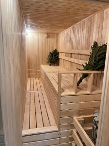 un sauna en bois avec des étagères et des plantes en bois dans l'établissement Quinta dos Pastores, à Estanqueiro