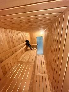 un sauna en bois avec une porte au milieu dans l'établissement Quinta dos Pastores, à Estanqueiro