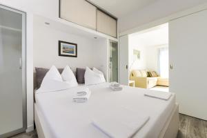 Un pat sau paturi într-o cameră la Apartments Villa Pina