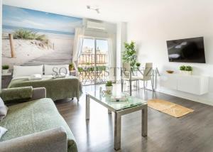 Televízia a/alebo spoločenská miestnosť v ubytovaní Atarazanas Apartment by Sol Maestranza