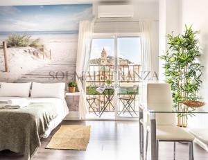 Posteľ alebo postele v izbe v ubytovaní Atarazanas Apartment by Sol Maestranza