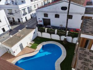 an aerial view of a building with a swimming pool at Apartamento Sanlucar-El Pradillo in Sanlúcar de Barrameda