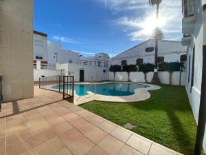 a swimming pool in the middle of a yard at Apartamento Sanlucar-El Pradillo in Sanlúcar de Barrameda