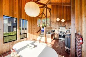 een keuken met houten wanden en een tafel in een kamer bij Breakers Hideaway in Sea Ranch