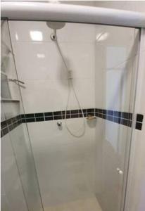 a shower with a hose in a bathroom at Local Ideal - Lindo apartamento em Teresópolis in Teresópolis