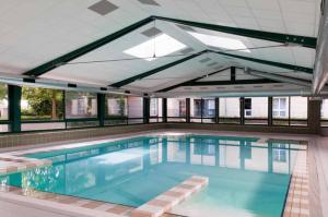 una gran piscina con una gran ventana en Appartement proche Disneyland, Val d'Europe, Paris #1 en Serris