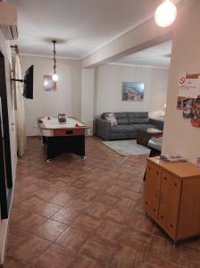 ein Wohnzimmer mit einem Sofa und einem Billardtisch in der Unterkunft Smart Choice Home in Néon Rýsion