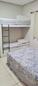 - une chambre avec un lit et des lits superposés dans l'établissement Pimenta,Capitolio,Santo Hilàrio,lago de Furnas, à Pimenta