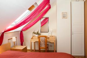 Schlafzimmer mit einem Bett, einem Schreibtisch und einem Fenster in der Unterkunft Privatvermietung Giese in Kiel