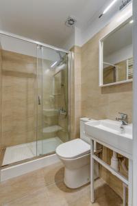 uma casa de banho com um WC, um lavatório e um chuveiro em Upstairs Boutique em Bucareste