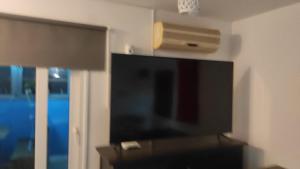 Televízia a/alebo spoločenská miestnosť v ubytovaní Ático Arinaga con vistas , jacuzzi , terraza y barbacoa