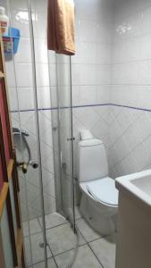 Kúpeľňa v ubytovaní Ático Arinaga con vistas , jacuzzi , terraza y barbacoa