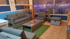 Posedenie v ubytovaní Ático Arinaga con vistas , jacuzzi , terraza y barbacoa