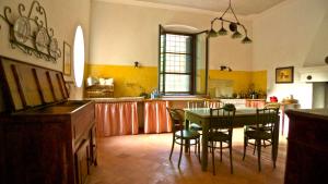 a kitchen with a table and chairs in a room at Villa Maffei Rizzardi in Oppeano