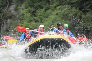 grupa ludzi w tratwie w wodzie w obiekcie Yako Apartment - Wagrain Center w mieście Wagrain