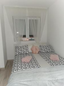 En eller flere senge i et værelse på Apartman Basic 2