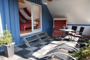 a patio with a bench and a table and a bedroom at Privatvermietung Giese in Kiel