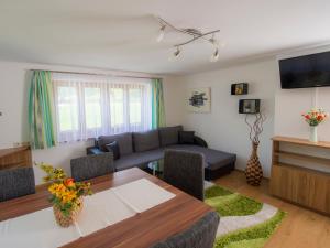 Televízia a/alebo spoločenská miestnosť v ubytovaní Appartement Bergmeister