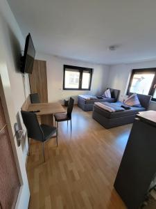 uma sala de estar com um sofá e uma mesa em City Apartment KL em Kaiserslautern