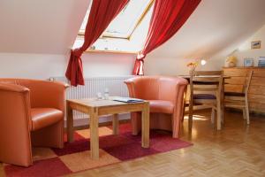 a room with a table and chairs and a dining room at Privatvermietung Giese in Kiel +7 photos