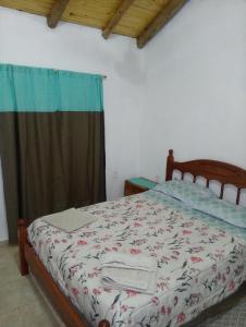 En eller flere senge i et værelse på FINCA LA CASA AMARILLA