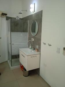 Ванная комната в Jaffa sea front, luxury Duplex, Port & Old City 2m walk