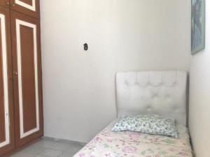 Mar Azul Condomínio في أراكاجو: غرفة نوم عليها سرير ومخدة