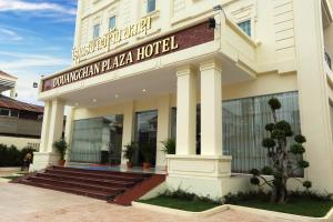Un hotel con un cartel que dice Durham Plaza Hotel. en Douangchan Plaza Hotel, en Vientiane