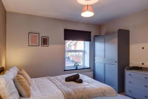 A bed or beds in a room at Cosy 2 bed home CHESTERFIELD